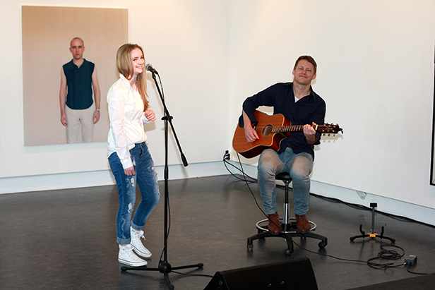 12 år gamle Lila og gitarist Øystein Aamodt opptrådte under prisutdelingen.