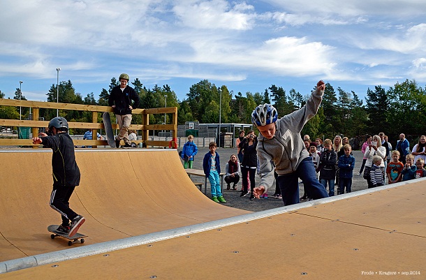 Barna koser seg allerede i Helle Skatepark i Kragerø