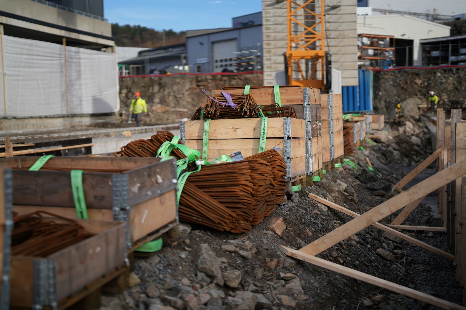 Armeringsjern i kasser på byggeplassen