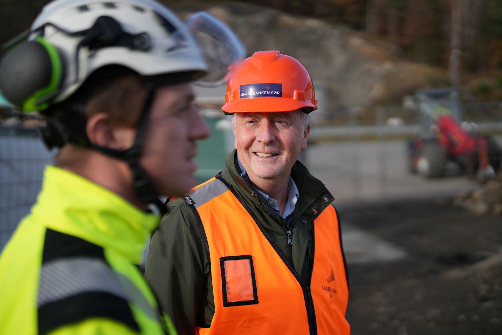 Torstein Andås snakker med Erik Solli på byggeplassen