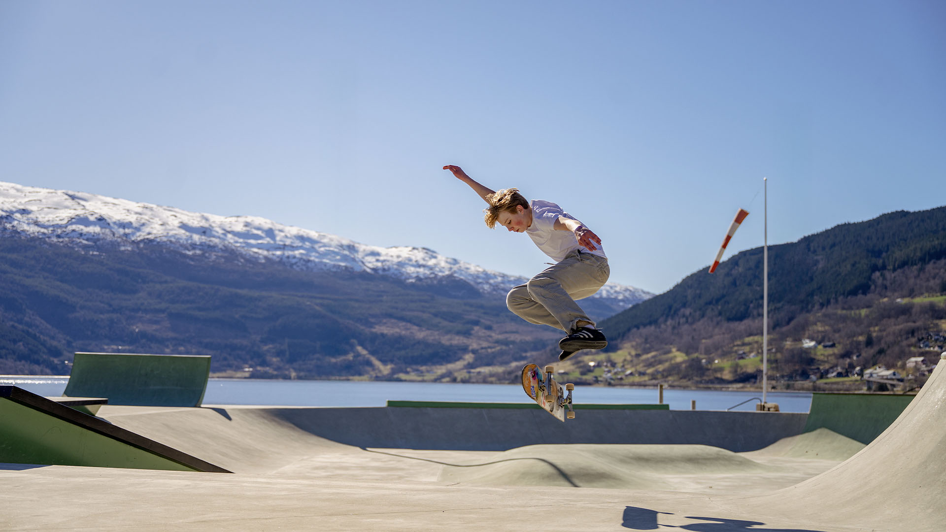 Tips når du bytter bank Gutt på skaterampe med nydelig norsk natur i bakgrunnen