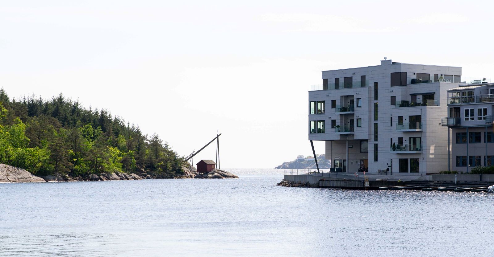 Utsikt fra Slippen med sjø og leiligheter på andre siden av elva