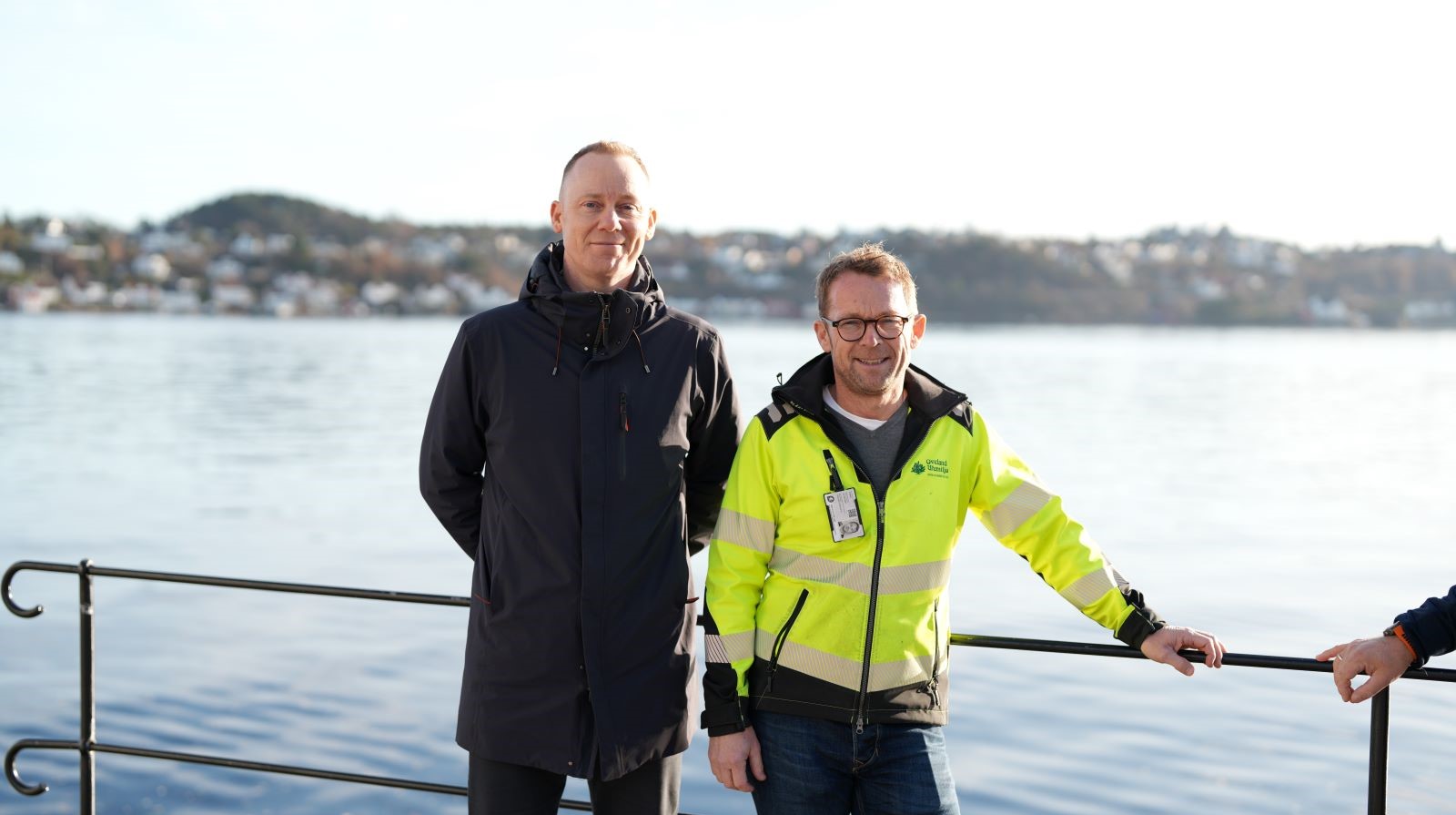 Didrik og Tor Bjørn ved vannet i Arendal