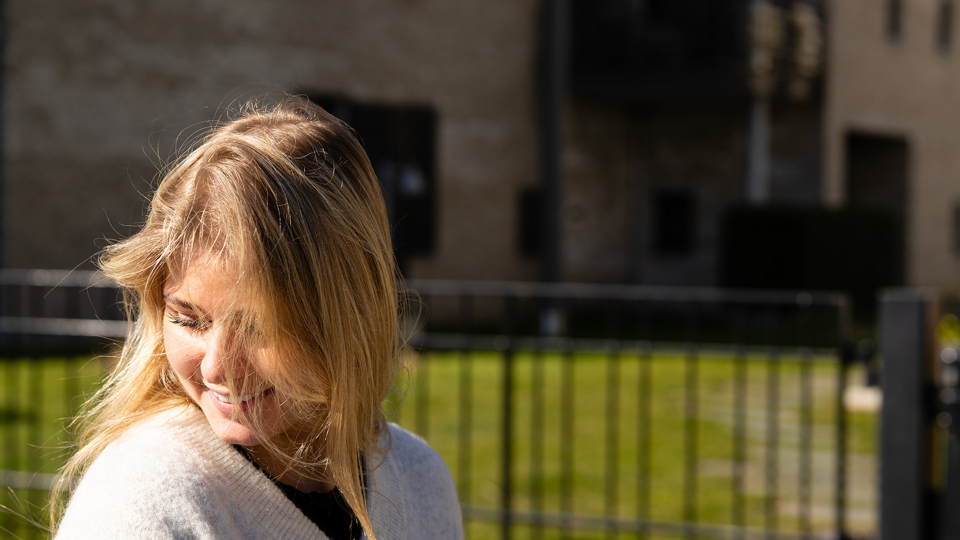 Flytt boliglånet til oss i dag Kvinne ser ned og til venstre med ansikt mot kamera