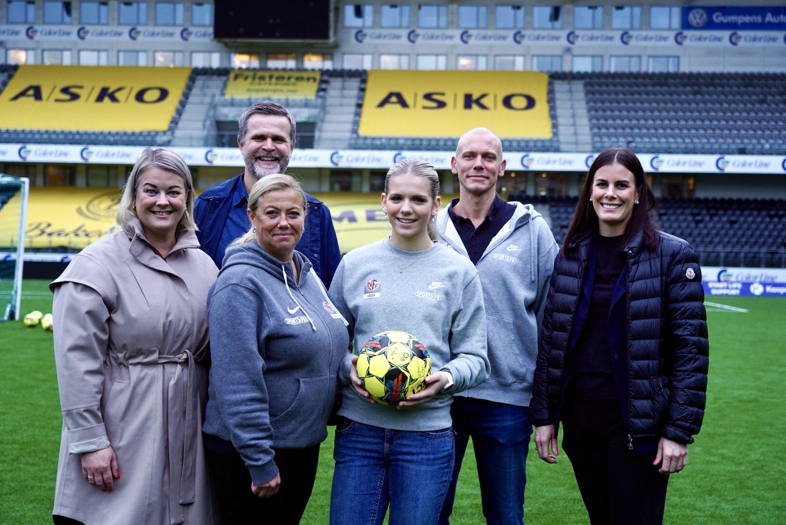 Eva Kvelland, Trond Skjæveland, Elin Hjemdal, Therese, Yngvar Håkonsen og Nina Geelmuyden på fotballbanen