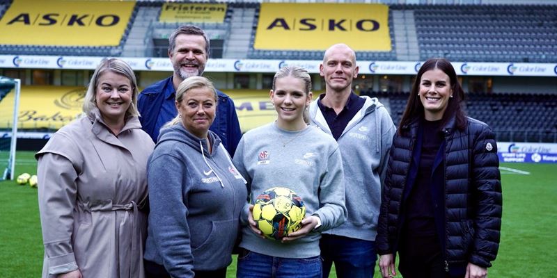 Eva Kvelland, Trond Skjæveland, Elin Hjemdal, Therese, Yngvar Håkonsen og Nina Geelmuyden på fotballbanen